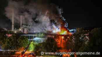 Brandgeruch fast in ganz Ulm: Feuer in Lagerhalle führt zu 250.000 Euro Schaden und schwarzem Rauch