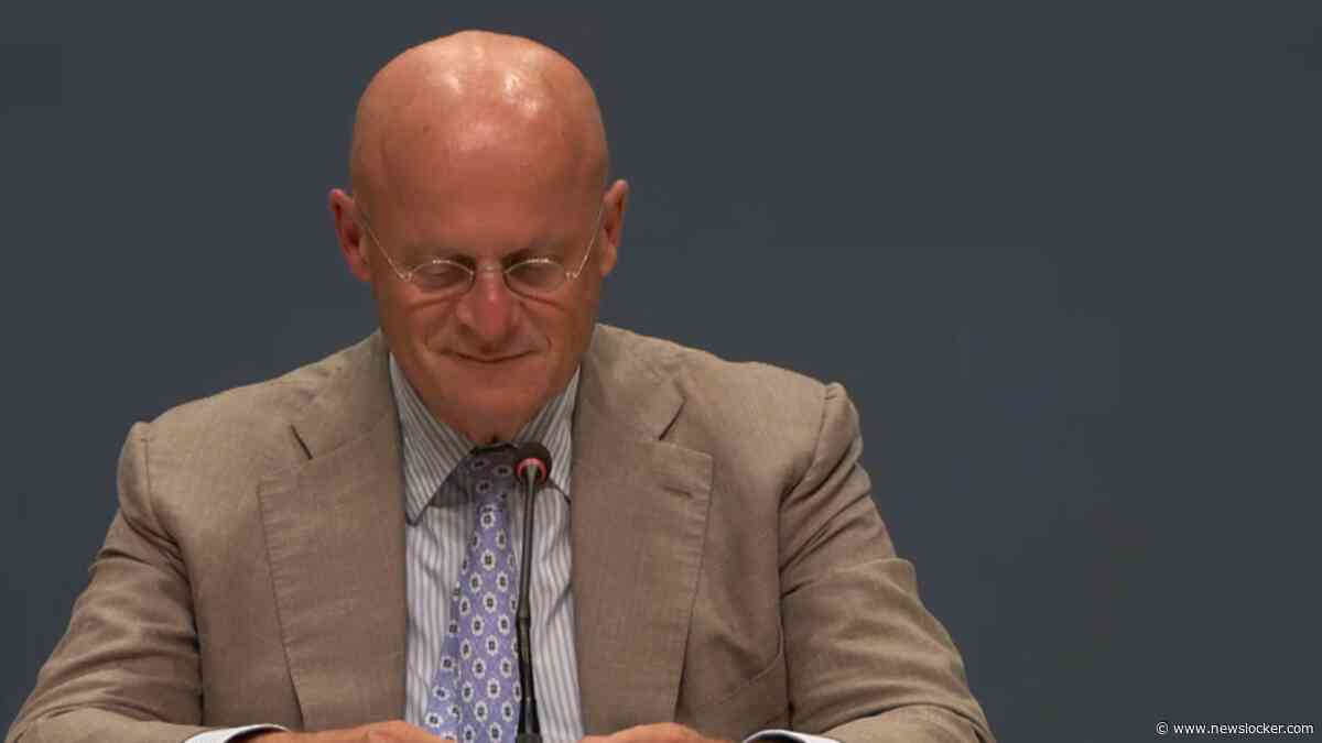 Ferd Grapperhaus kan lach niet inhouden bij voorlezen beledigende appjes tijdens coronaverhoor
