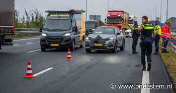 Auto botst achter op vrachtwagen op A16, vrachtwagenchauffeur rijdt vermoedelijk onbewust door