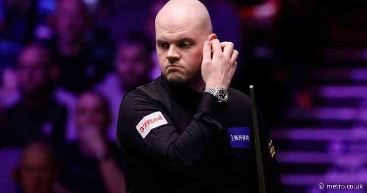 Judd Trump offers advice to British Open opponent Elliot Slessor