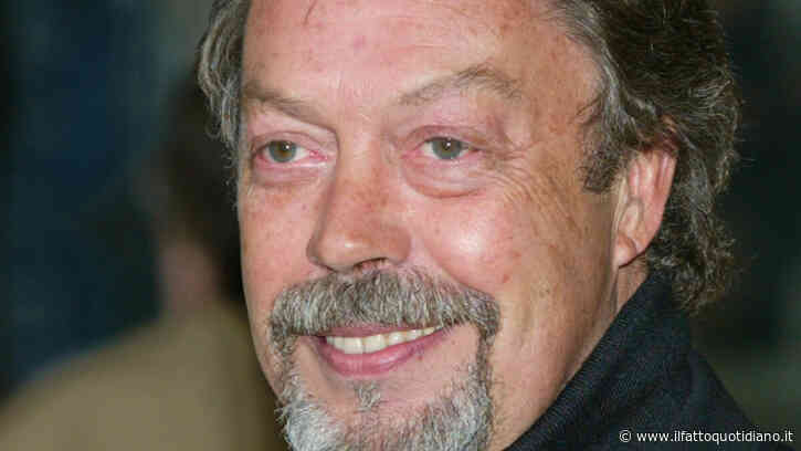 “Tim Curry è morto per una malattia coronarica. Hanno contribuito i precedenti come l’ictus e il tumore al rene”: rivelate le prime analisi del medico legale