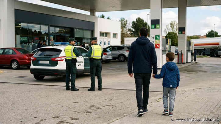 Padre dimentica il figlio di 10 anni in un’area di servizio e guida per 140 km senza accorgersene