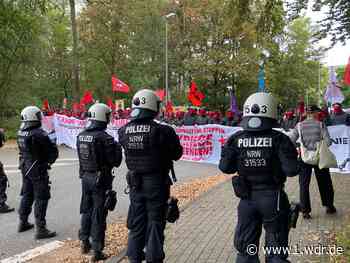 Polizei stoppt vermummte Demonstanten vor Kaserne