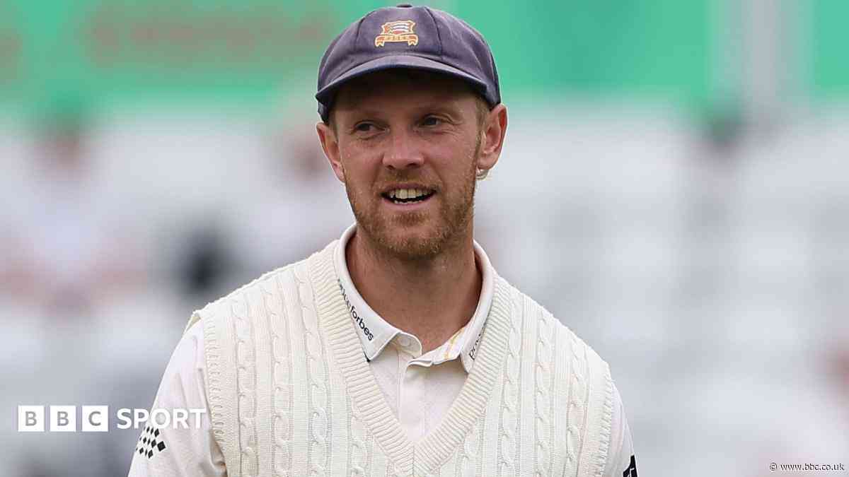 Porter stars as Essex restrict Sussex batters