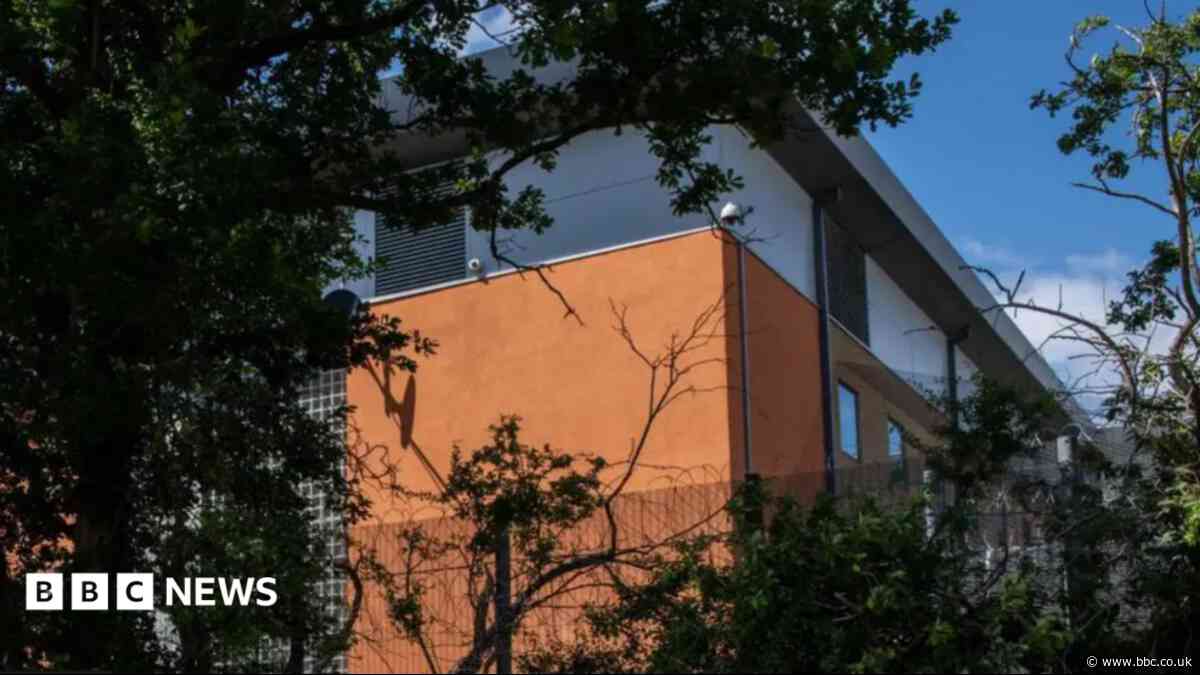 'Inhumane' conditions at migrant centre, report finds