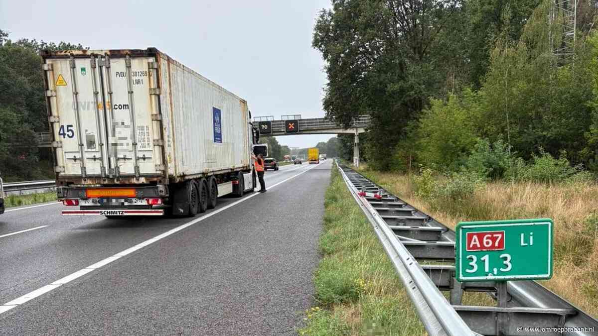 Half uur vertraging op A67 door vrachtwagen met pech