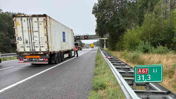 Half uur vertraging op A67 door vrachtwagen met pech