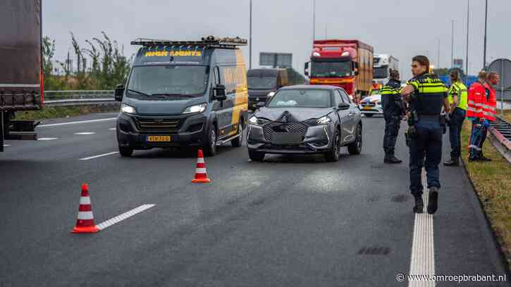 Auto botst op vrachtwagen op A16, vrachtwagenchauffeur rijdt door