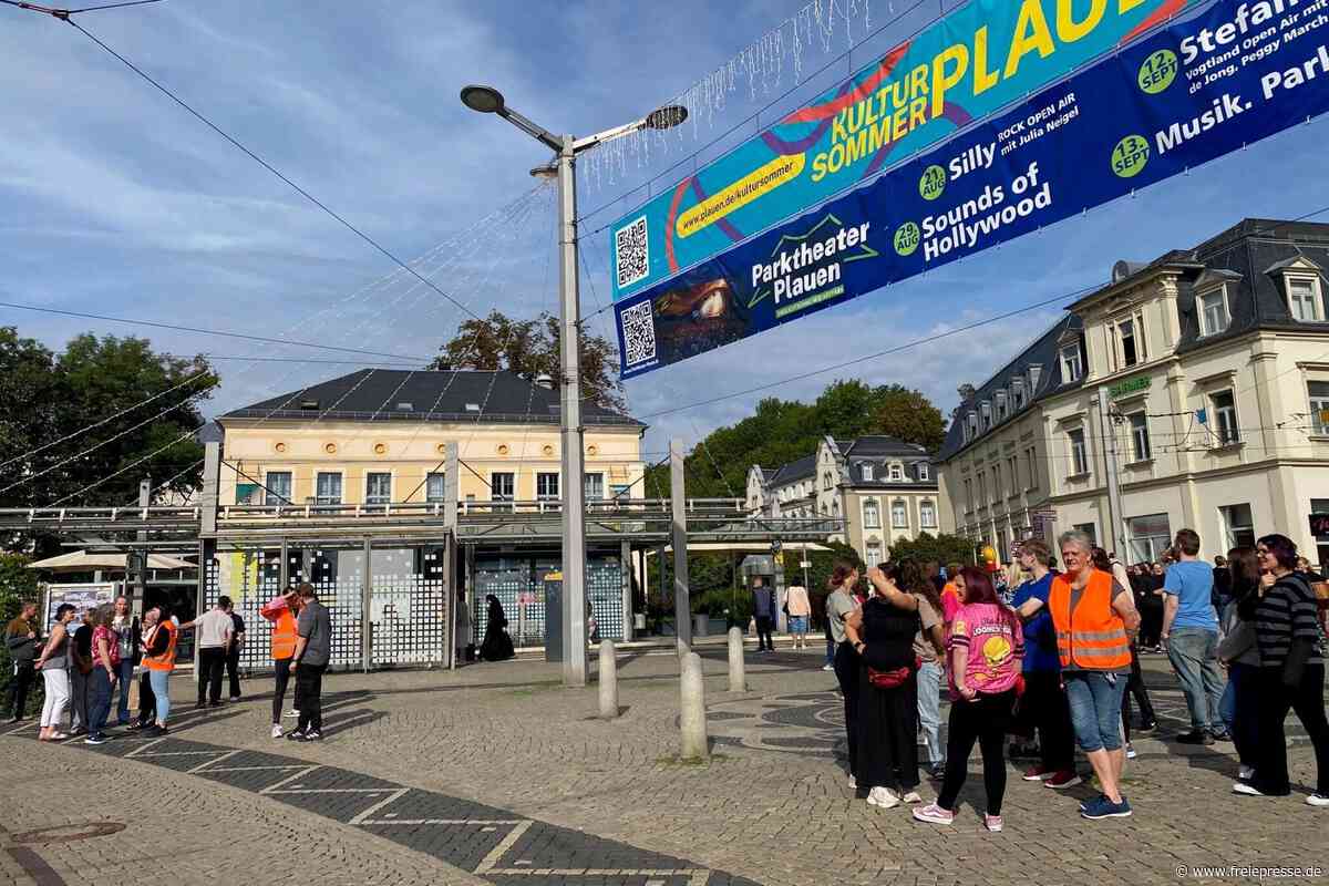 Menschenansammlung auf dem Plauener Postplatz: Das war der Grund