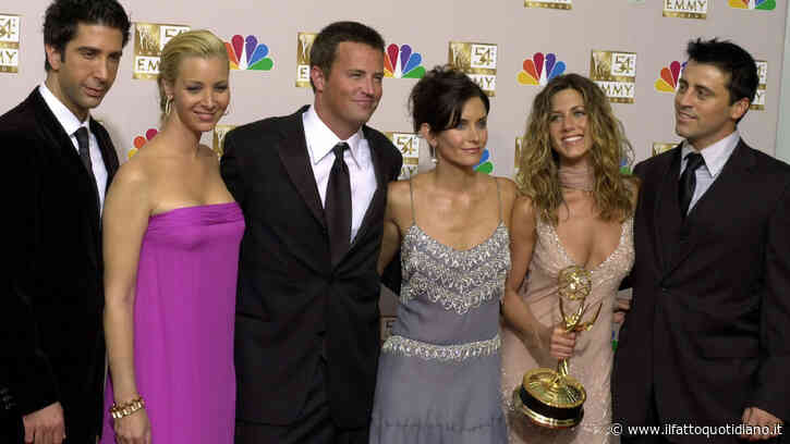 “È stato uno dei geni della commedia del nostro tempo. Ci ha dato anche molto di più parlando della sua dipendenza”: Netflix annuncia una serie su Matthew Perry, il Chandler Bing di Friends