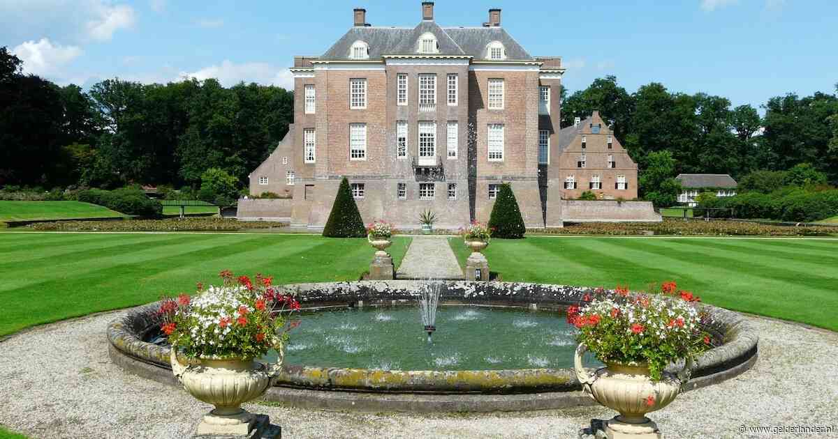 Kerken houden openluchtdienst in kasteeltuin van Middachten