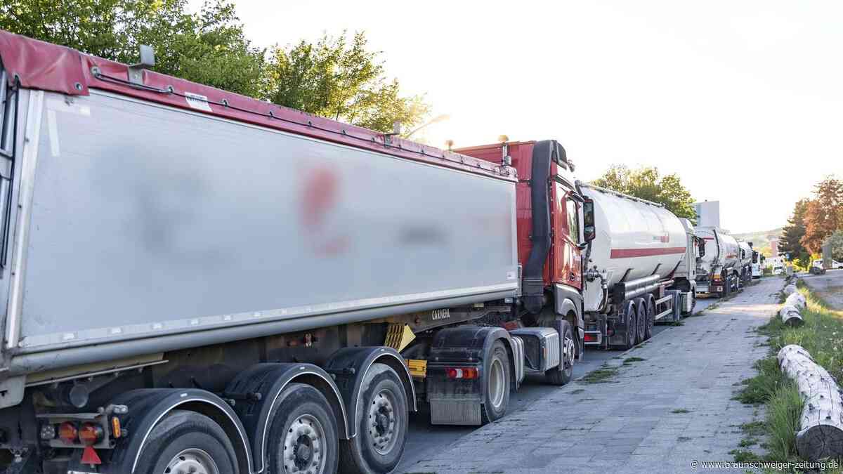 Weniger Laster sollen an der Friedrich-Ebert-Straße parken: Probezeit ist zu Ende