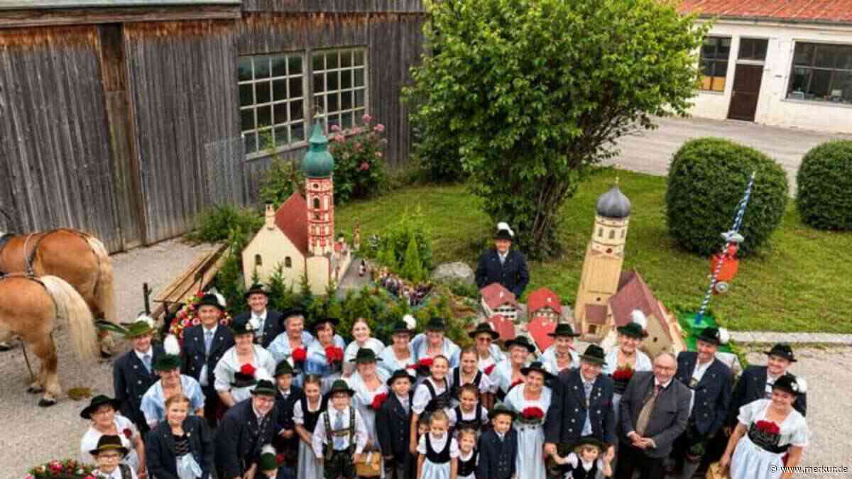50 Jahre alter Festwagen wieder wie neu