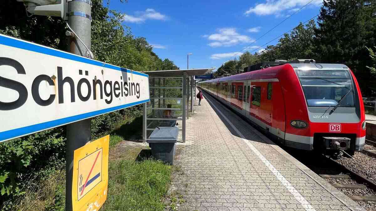 Frau läuft mit großem Küchenmesser in der Hand am Bahnhof herum