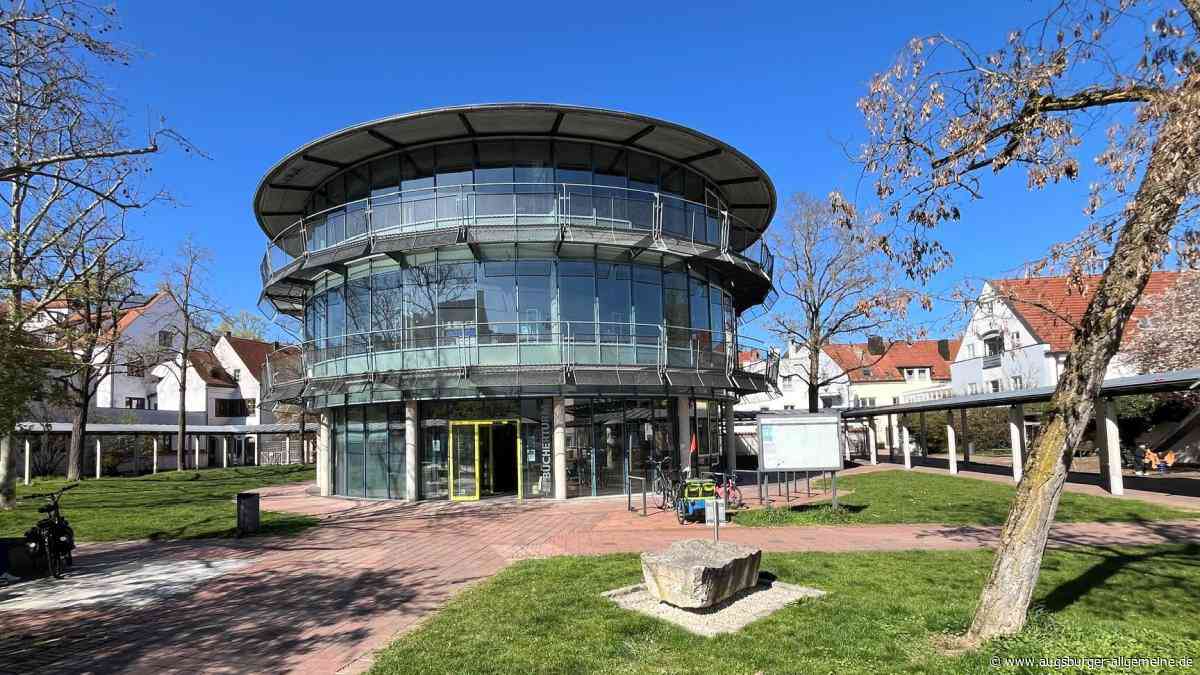Von verschwundene Bücher, Tierbesuch und Regalhütern: Kuriose Fakten über den Neuburger Bücherturm
