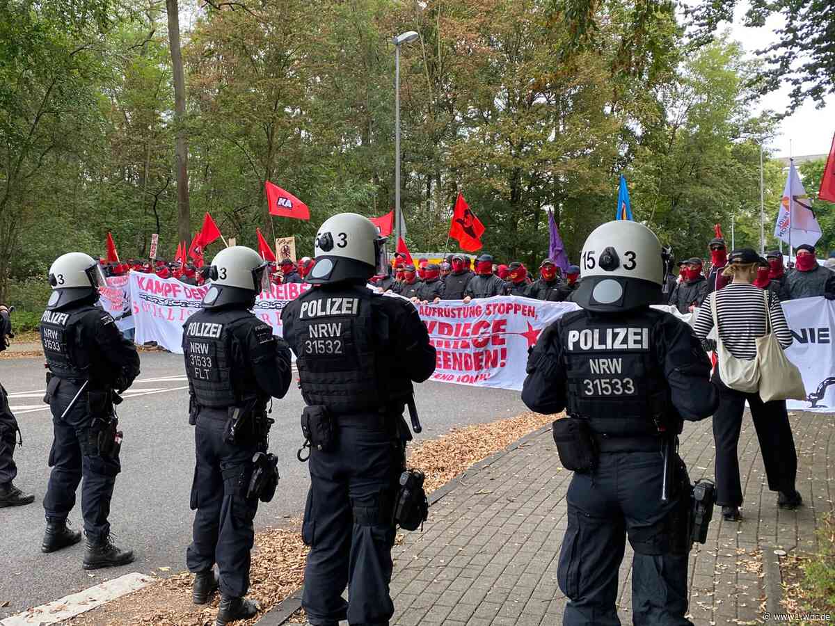 Polizei löst Demo vor Kölner Kaserne auf