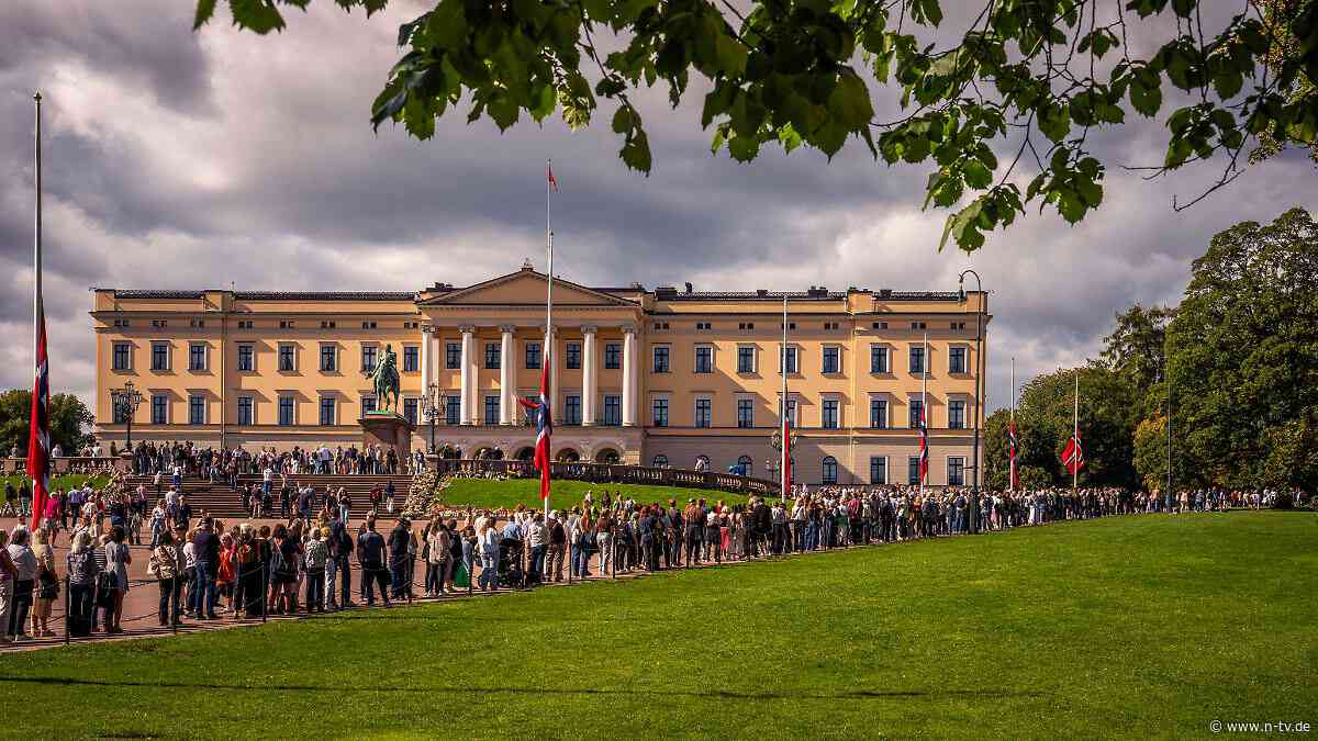 Abschied von König Harald: Norweger stehen vor der Schlosskapelle Schlange