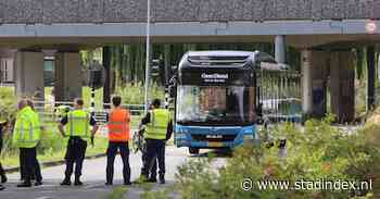 Fietser rijdt door rood en wordt geschept door lijnbus in Almere