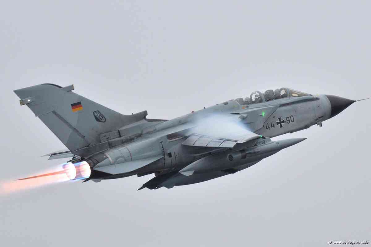 Tornado-Kampfjet der Bundeswehr im Tiefflug überm Erzgebirge