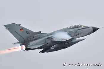 Tornado-Kampfjet der Bundeswehr im Tiefflug überm Erzgebirge