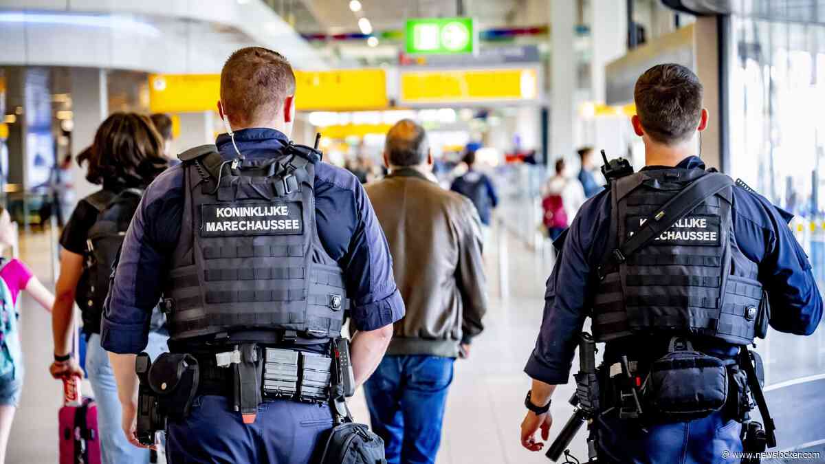 Man (18) met vuurwapen en munitie aangehouden op Schiphol
