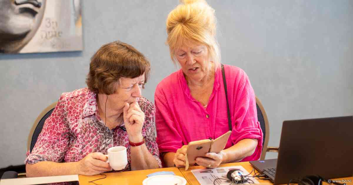 Senioren leren foto’s opslaan en delen in Bibliotheek Boxtel