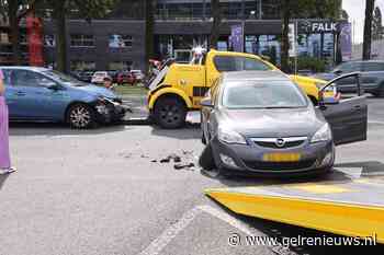 Twee auto’s zwaar beschadigd na botsing door voorrangsfout