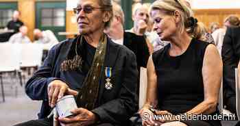 Alex van Halen trots op ridderorde: ‘Die medaille ga ik zelfs onder de douche dragen’