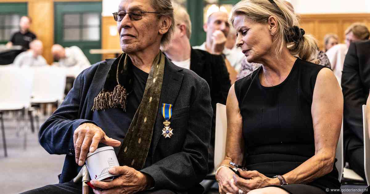 Alex van Halen trots op ridderorde: ‘Die medaille ga ik zelfs onder de douche dragen’
