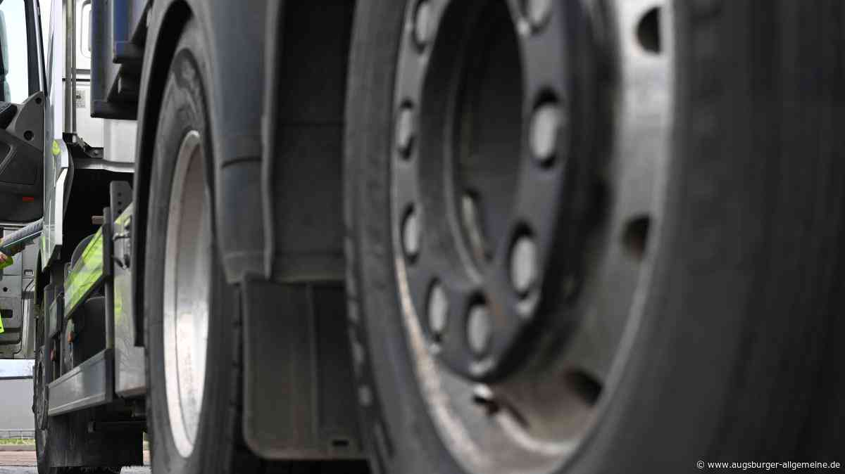 Teile verteilen sich über die gesamte Fahrbahn: Lkw-Reifen platzt auf A7