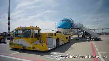 KLM Cityhopper taxiet E195-E2 voor het eerst met TaxiBot naar de startbaan