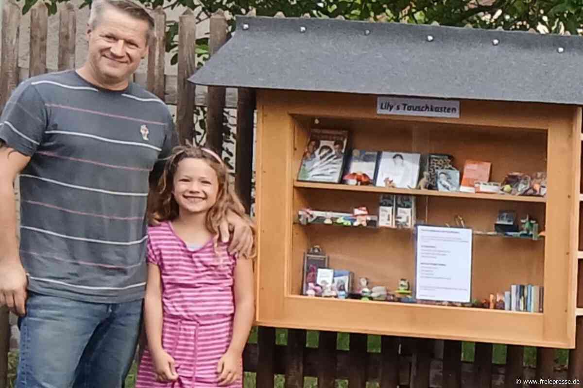 Hier gibt es gutes Gebrauchtes: Oelsnitzer Familie baut einen Tauschkasten an den Gartenzaun