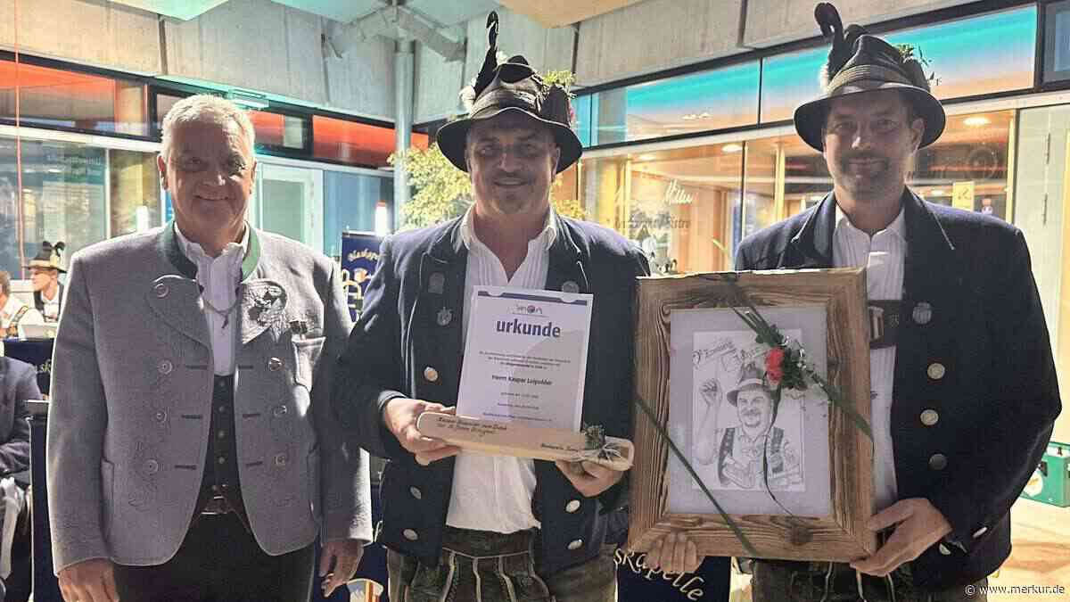 Kochler Blaskapelle ehrt Dirigent Kaspar Loipolder für 20 Jahre am Taktstock