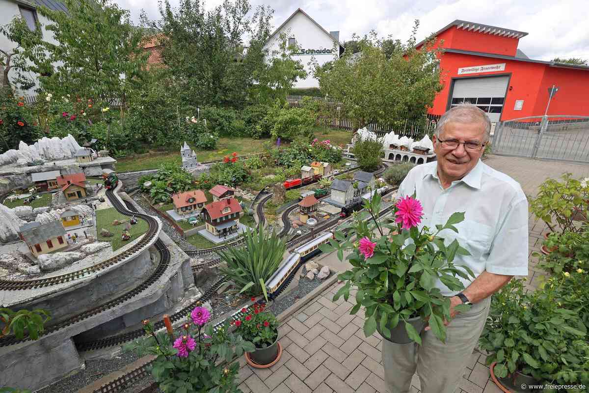 Offene Gartentür in Schreiersgrün: Wo prächtige Dahlien eine imposante Gartenbahn umrahmen