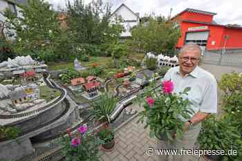Offene Gartentür in Schreiersgrün: Wo prächtige Dahlien eine imposante Gartenbahn umrahmen