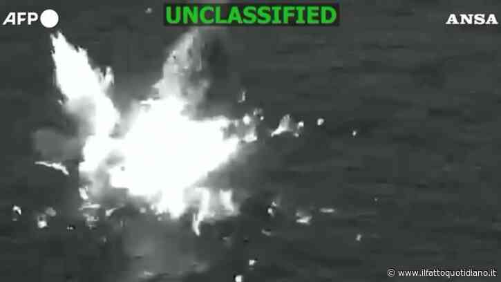Distrutta una presunta nave della droga nell’Oceano Pacifico: l’inseguimento e l’esplosione