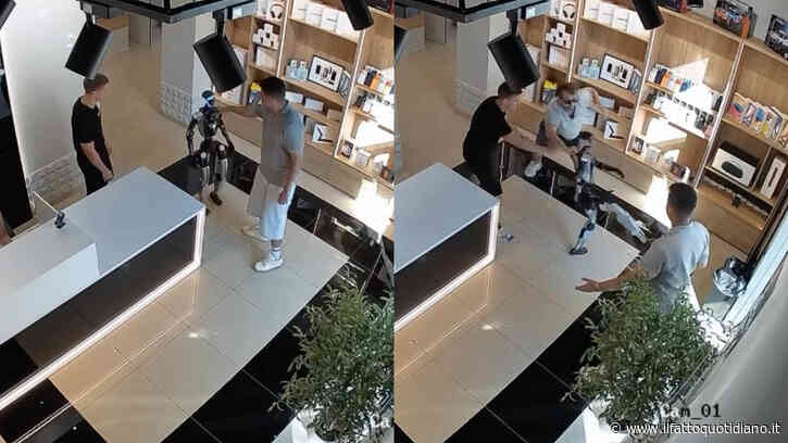 Cliente spinge un robot umanoide, lui reagisce tentando di colpirlo con un calcio: il video è virale