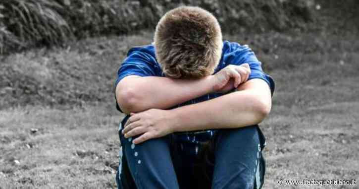 “Ti devo picchiare senza sosta”, le violenze su bimbo autistico a scuola scoperte grazie a un registratore nei vestiti