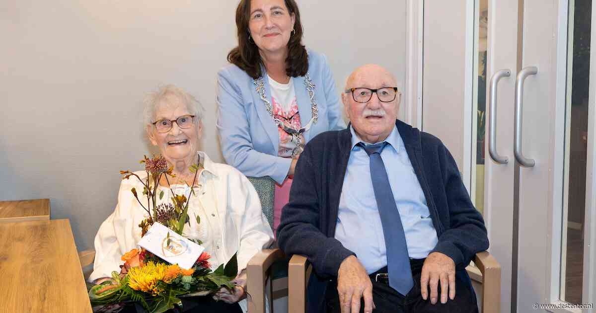 Echtpaar Warren in Lelystad viert platina huwelijk
