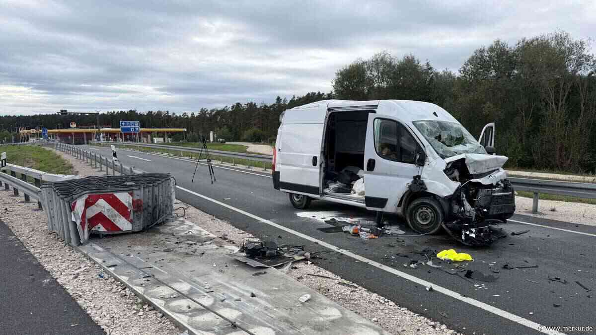 Transporter kracht in Aufprallschutz: Insassen schwer verletzt – A6 gesperrt