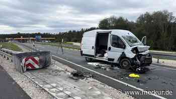 Transporter kracht in Aufprallschutz: Insassen schwer verletzt – A6 gesperrt
