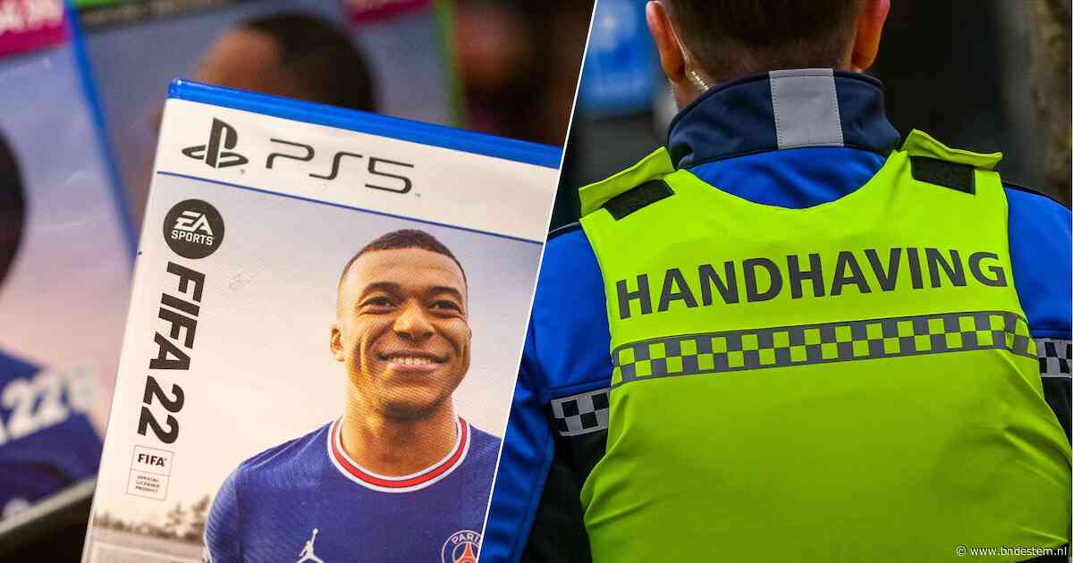 Naakt de straat op na verloren Fifa-duel: student betaalt hoge prijs voor gekke weddenschap