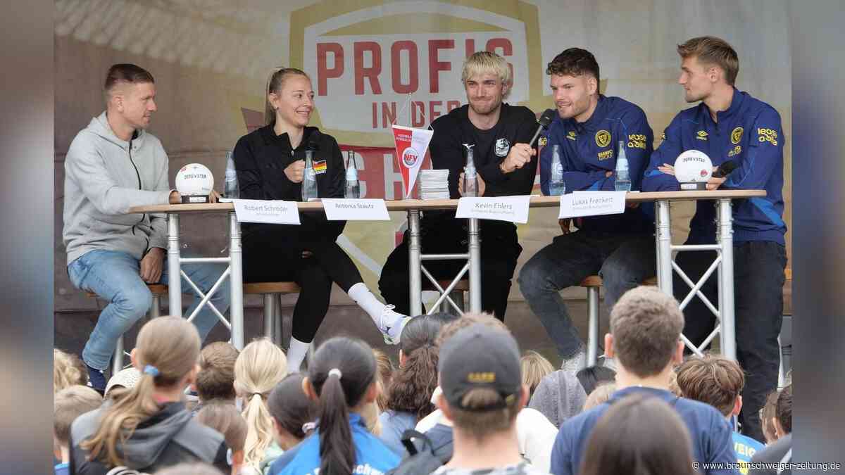Eintracht-Profis und Nationalspielerin müssen in Braunschweig Rede und Antwort stehen