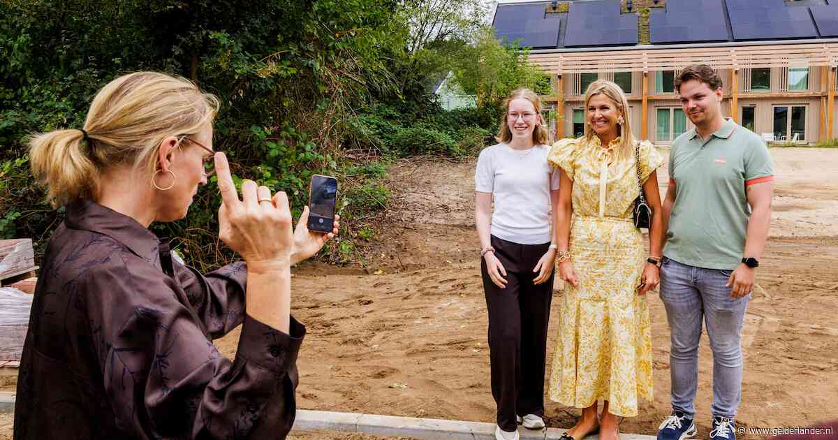 ‘Ah, Máxima, nog één foto alsjeblieft?’ Natuurlijk zwicht de koningin lachend bij haar bezoek aan de Achterhoek