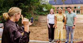 ‘Ah, Máxima, nog één foto alsjeblieft?’ Natuurlijk zwicht de koningin lachend bij haar bezoek aan de Achterhoek