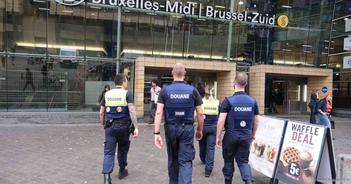 Onder babypakje en slabbetje ligt plots een kalasjnikov met 30 patronen: zo liep twintiger tegen de lamp in station Brussel-Zuid