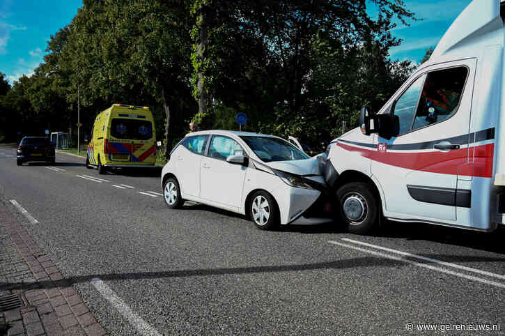 Automobiliste valt in slaap en botst frontaal op bakwagen