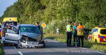 Bestuurder zwaargewond na ernstig ongeluk met auto’s in Fijnaart, traumahelikopter geland