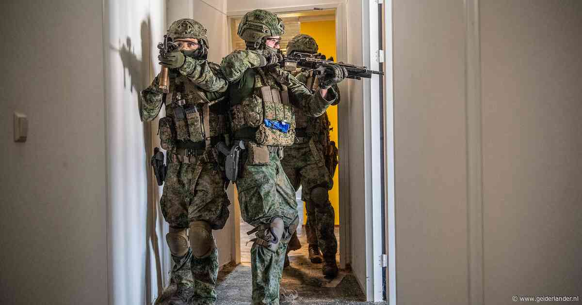 ‘Ah, m’n borst!’ Soldaten oefenen in deze oude bibliotheek en dat gaat er realistisch aan toe