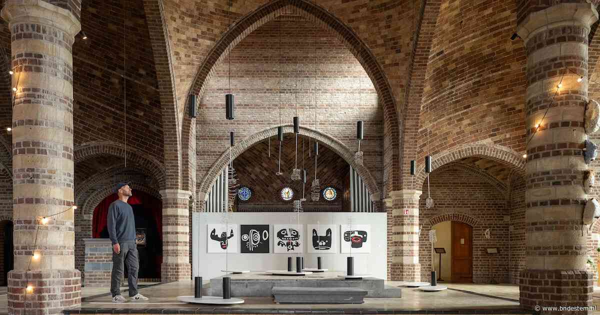 Voor de eerste expositie in Zwaluwse kerk moest eigenaar Jean-Michel zijn hoogtevrees overwinnen